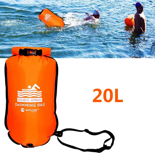 Boya de natación inflable de 20 L (tipo bolsa remolcable) con doble cámara de aire; accesorio de seguridad para deportes acuáticos y natación en aguas abiertas.