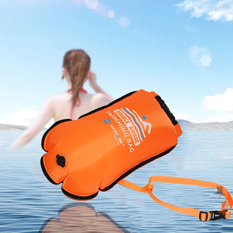 Boya de natación inflable de 20 L (tipo bolsa remolcable) con doble cámara de aire; accesorio de seguridad para deportes acuáticos y natación en aguas abiertas.