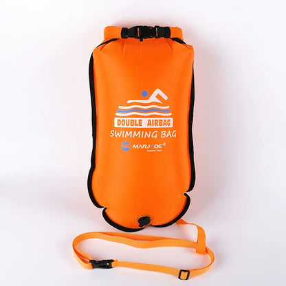 Boya de natación inflable de 20 L (tipo bolsa remolcable) con doble cámara de aire; accesorio de seguridad para deportes acuáticos y natación en aguas abiertas.